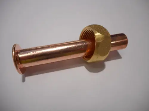 Kupferrohr mit einem goldfarbenen Gewindeanschluss, hergestellt von Remeha, auf weißem Hintergrund.